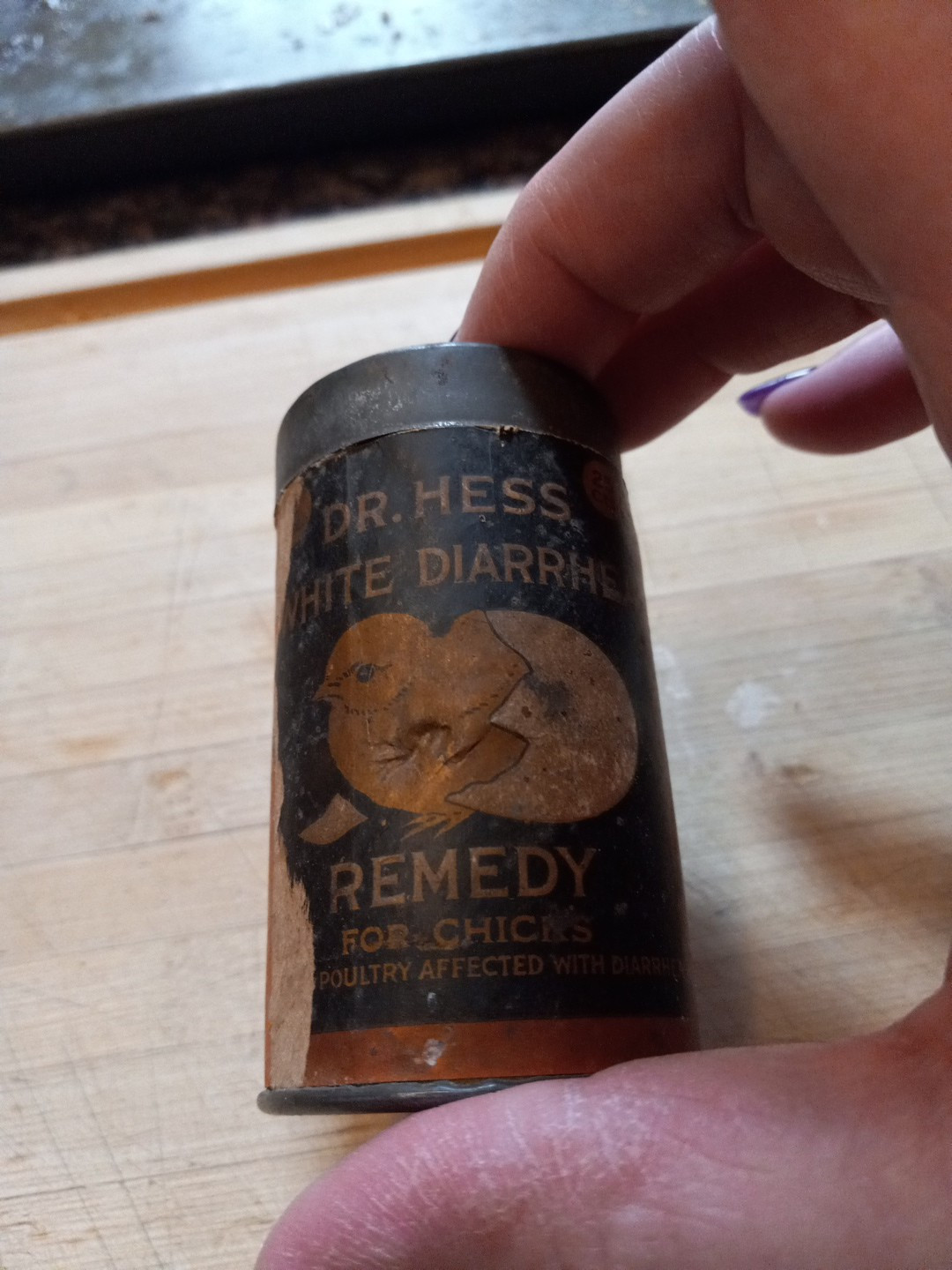 Antique Empty Tin Can 1926 Dr. Hess White Diarrhea Remedy for Chicks .25