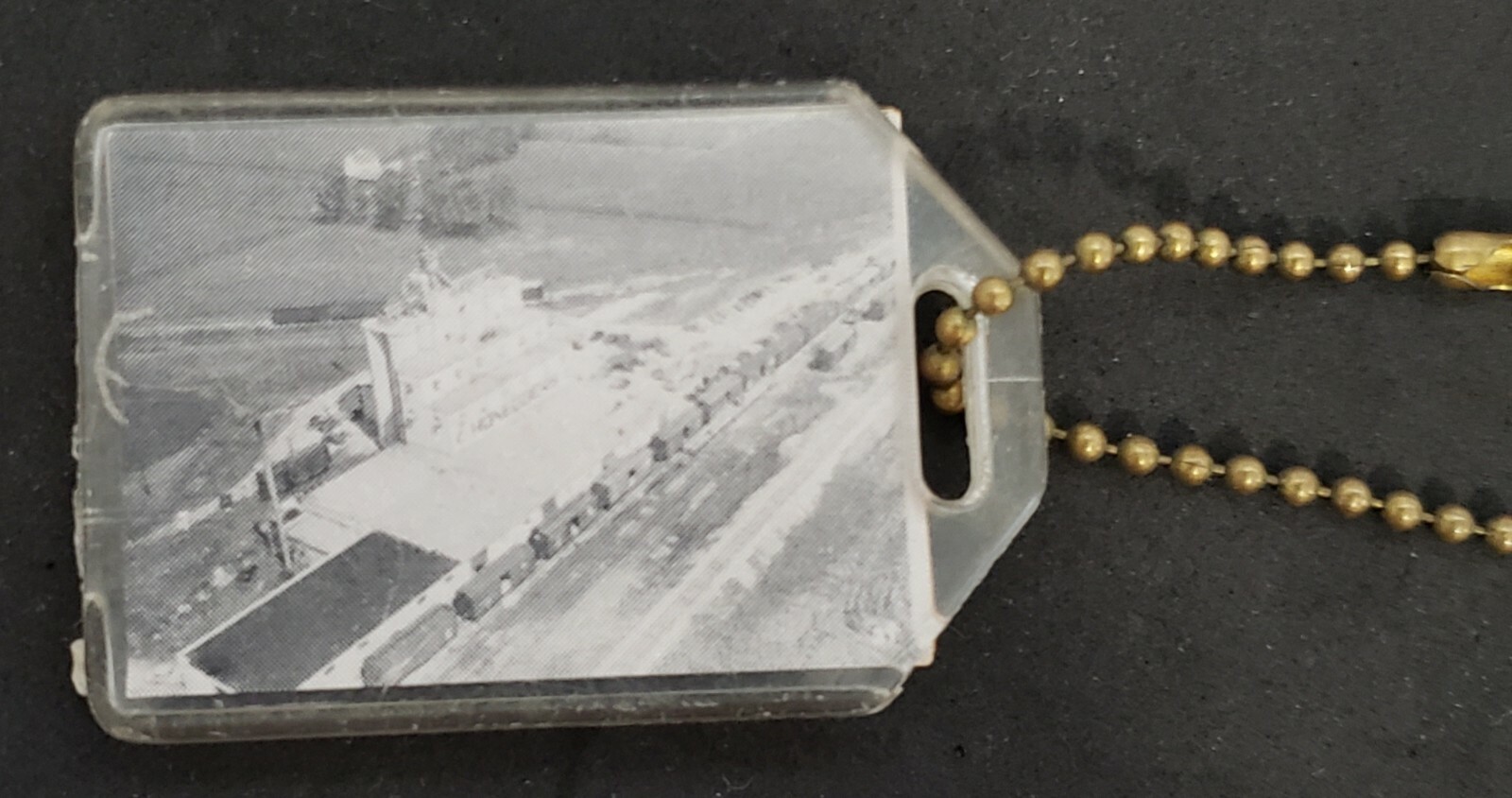 VINTAGE DIAMOND HATCHERY CHICKEN KNIGHTSTOWN & MOORELAND INDIANA KEYCHAIN FOB!!