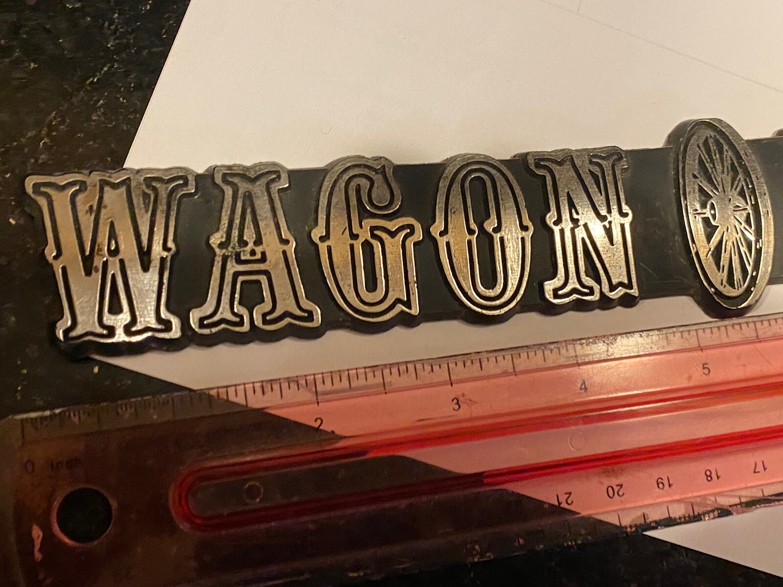 VINTAGE EMBLEM – « WAGON WHEEL » ADVERTISMENT EMBLEM LOGO TRACTOR? LOOK!