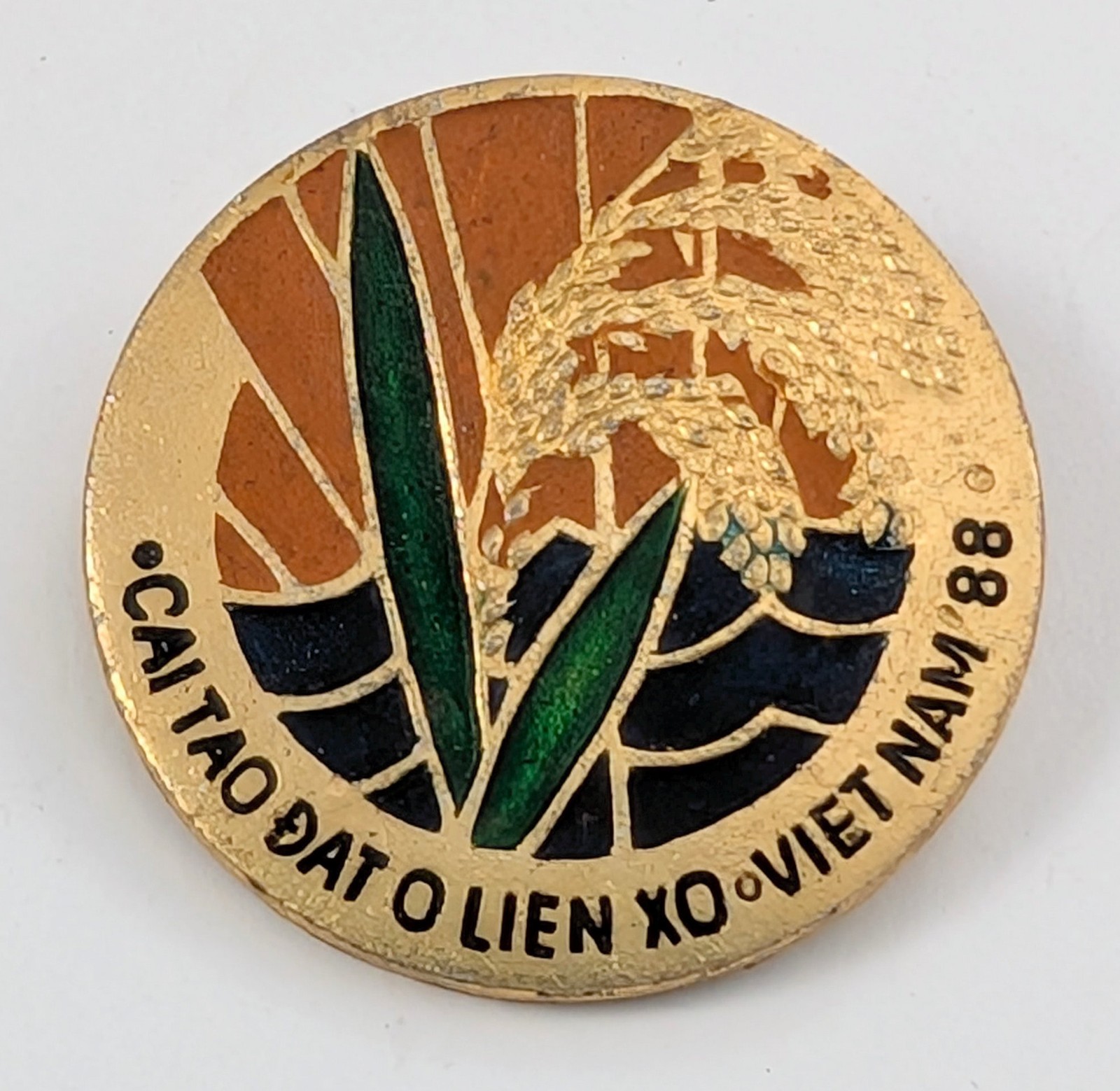 Vietnam USSR Soviet 1988 Agricultural Cooperation Pin Cải Tạo Đất Liên Xô Badge