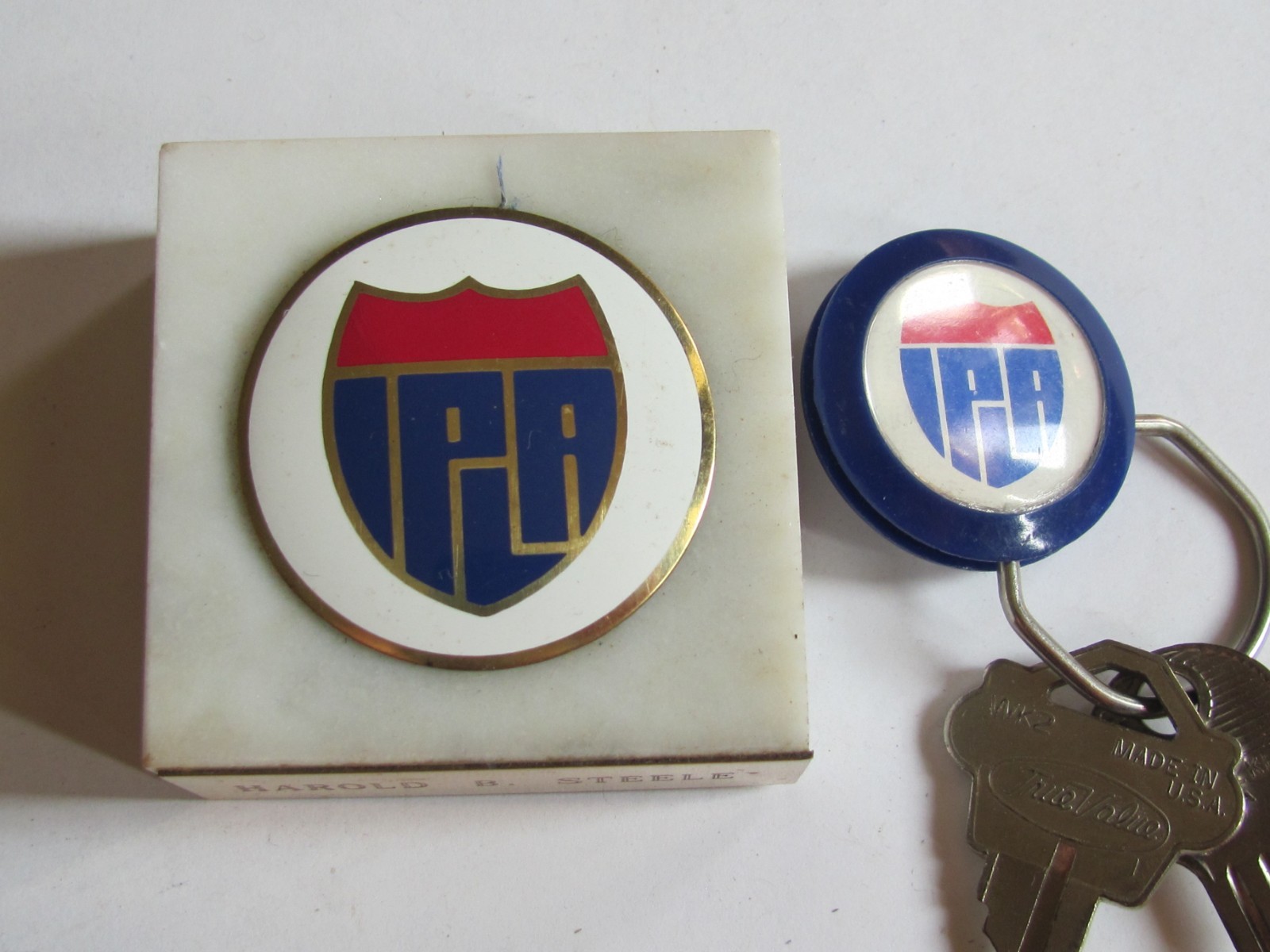 Vtg Interstate Producers Livestock Assoc Member Paperweight & Key Chain Holder