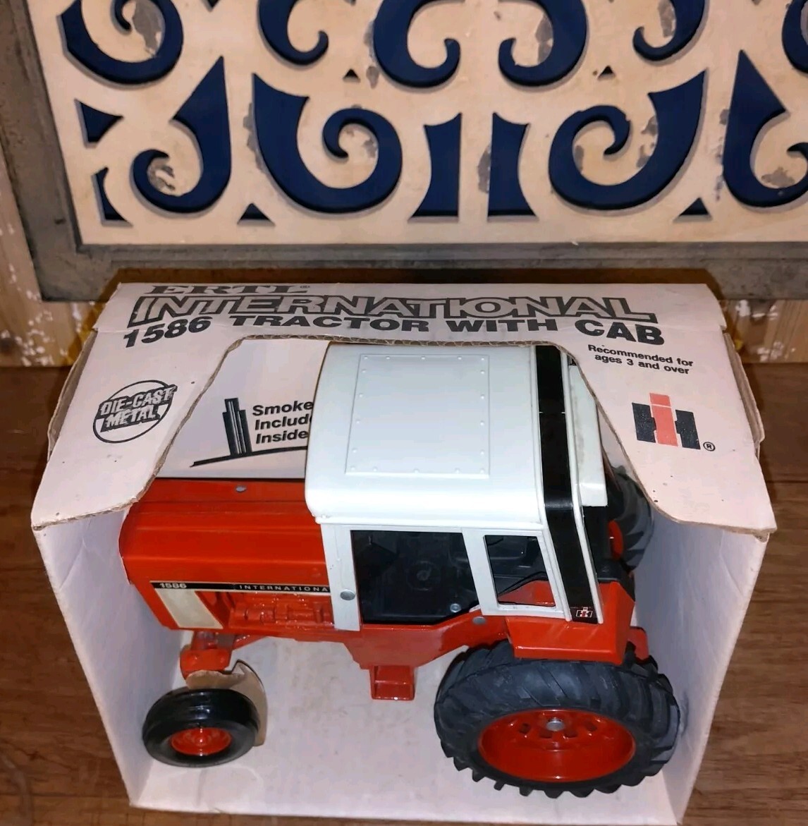 International 1586 VINTAGE IH tractor Duals 1/16 scale Ertl Co NIB #463