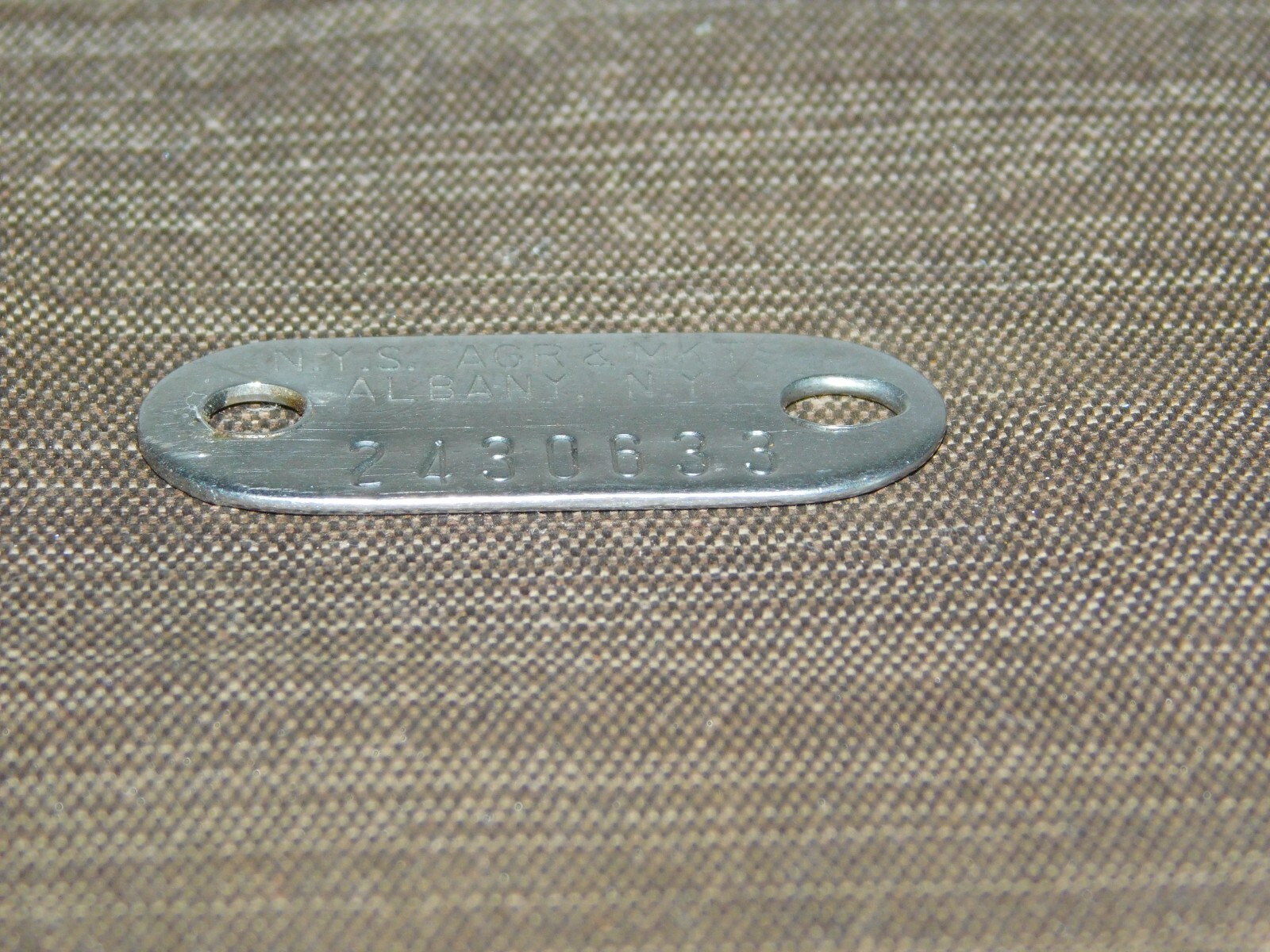 VINTAGE 1 1/2&Prime; ACROSS N.Y.S. AGR & MKTS ALBANY NY METAL ANIMAL TAG