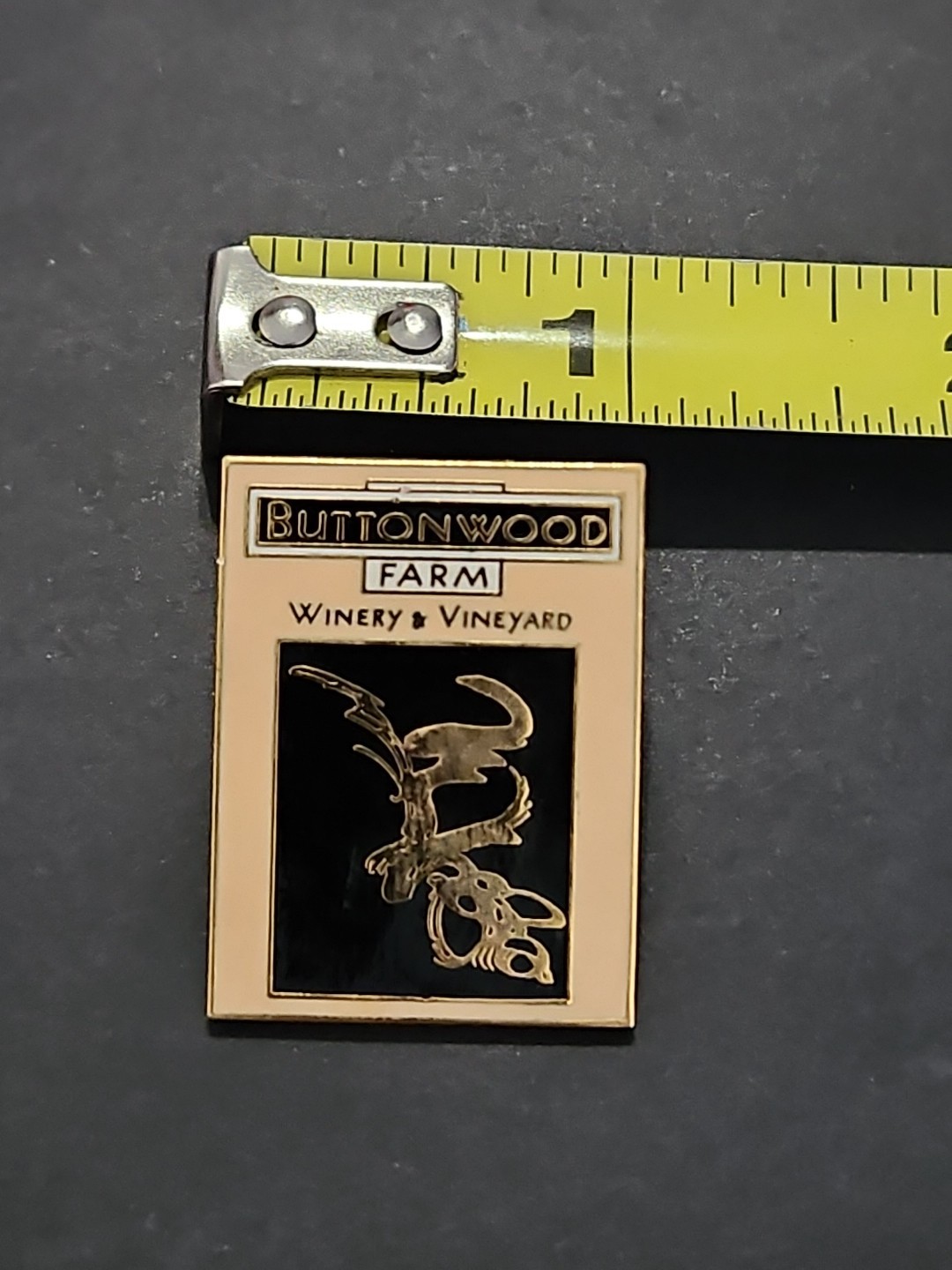BUTTONWOOD FARMS WINERY AND VINEYARD BEAUTIFUL ENAMEL PIN PINBACK LAPEL PIN