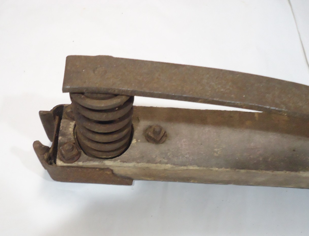 Vintage « Racine economy spring ». buggy spring. Racine Wisconsin. Man cave