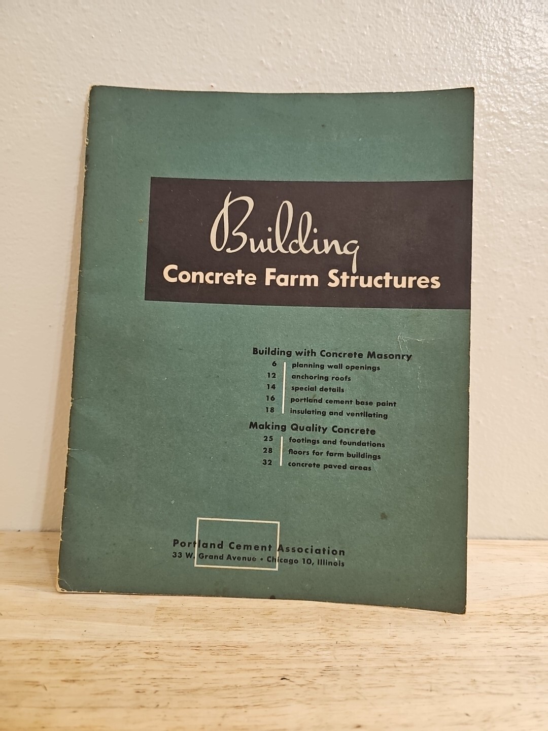 1952 Portland Cement Association Building Concrete Farm Structures book
