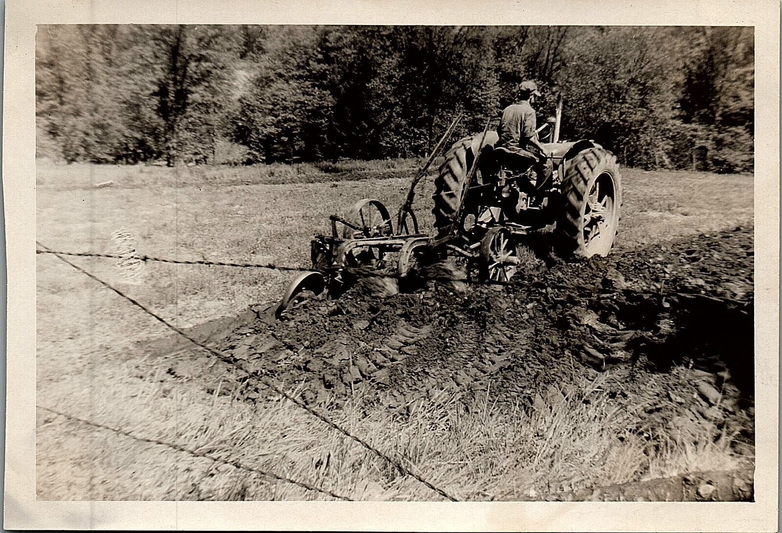 c1940 EARLY FARM TRACTOR PLOWING A FEILD REAL PHOTOGRAPH PHOTO FARMING 29-129