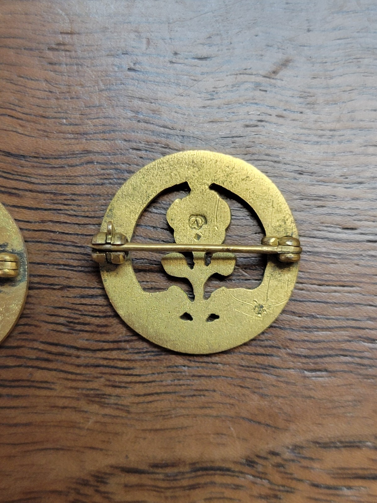 Vintage Society Of Farm Women – Pennsylvania Red Flowers Floral Pins x2