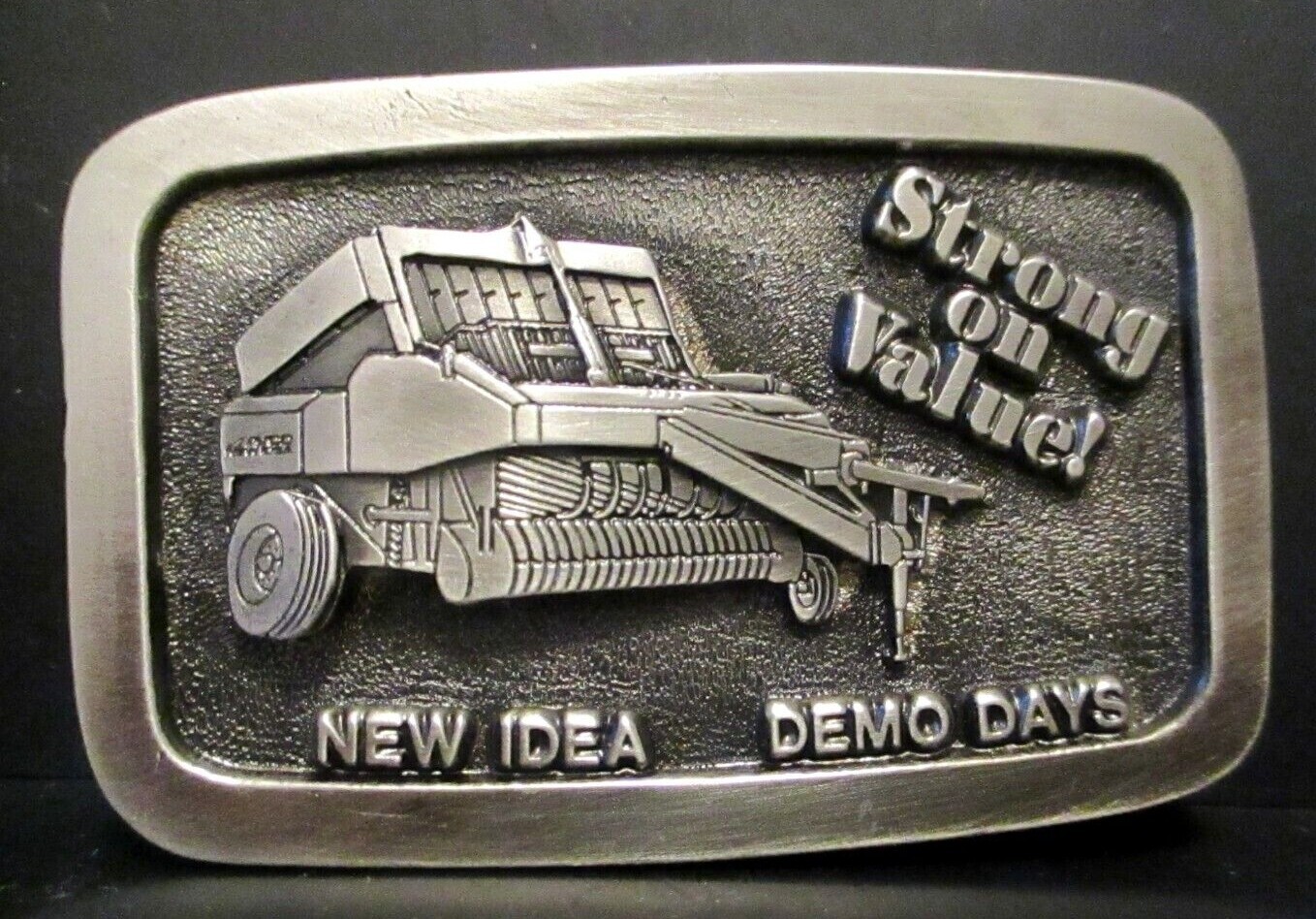 Avco New Idea Demo Days Round Hay Baler Belt Buckle Collector&rsquo;s Ed Spec Cast NI