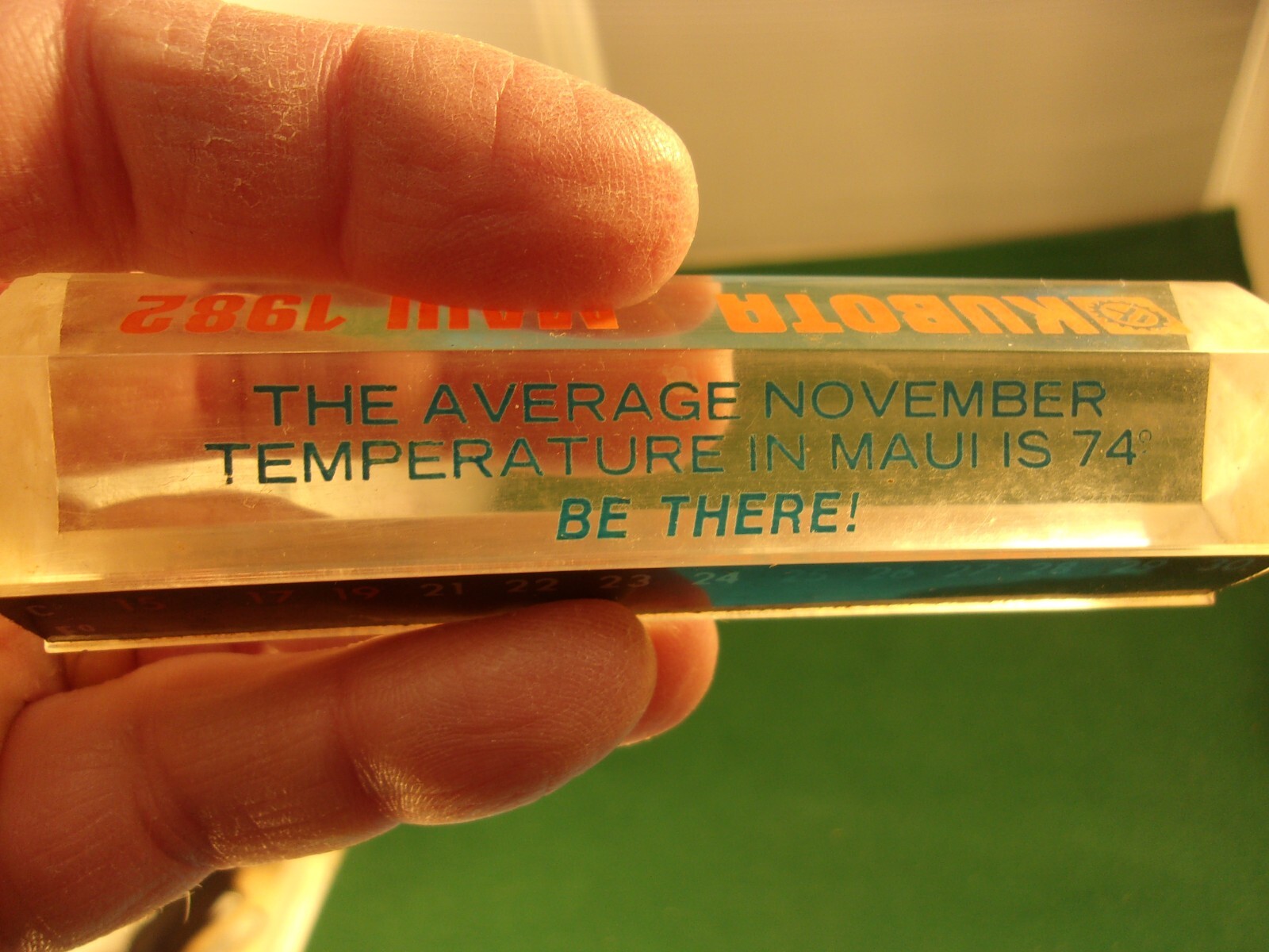 NEAT OLD VTG ACRYLIC? SALES CONTEST(?) PAPERWEIGHT « KUBOTA (TRACTORS) MAUI 1982 »
